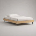 Letto matrimoniale 160 x 200 cm senza testiera, struttura in legno effetto rovere naturale e gambe in acciaio nero, dimensioni 206 x 166 x 35 cm